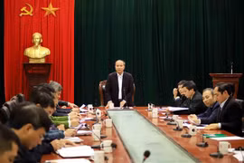 Chủ tịch UBND tỉnh Vĩnh Phúc Nguyễn Văn Trì làm việc với lãnh đạo UBND thành phố Phúc Yên. (Ảnh: Hoàng Hùng/TTXVN)