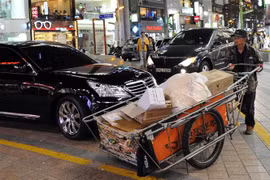Người dân làm việc trên đường phố tại Busan, Hàn Quốc. (Ảnh: AFP/ TTXVN)