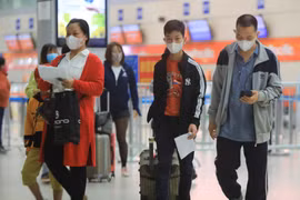 Hành khách sử dụng khẩu trang phòng chống dịch bệnh khi tham gia các phương tiện công cộng tại sân bay quốc tế Nội Bài (ảnh chụp sáng 14/2/2020). (Ảnh: Nhật Anh/TTXVN)