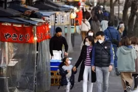 Người dân đeo khẩu trang để phòng tránh lây nhiễm COVID-19 tại Fukuoka, Nhật Bản, ngày 20/2/2020. (Ảnh: Kyodo/ TTXVN)