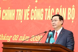 Ủy viên Bộ Chính trị, Bí thư Thành ủy Hà Nội Vương Đình Huệ phát biểu tại lễ trao quyết định. (Ảnh: Văn Điệp/TTXVN)