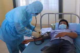 Khám cho bệnh nhân nghi nhiễm COVID-19. (Ảnh minh họa: Tuấn Anh/TTXVN)