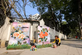 Những ngày gần đây, đi dạo qua ngã tư Lý Thường Kiệt - Phan Chu Trình, nhiều người không khỏi bất ngờ khi xuất hiện các bức vẽ sống động trên bốt điện. (Ảnh: Minh Sơn/Vietnam+)
