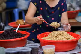 Một món ăn không thể thiếu trong ngày Tết Đoan Ngọ chính là rượu nếp. (Ảnh: Minh Sơn/Vietnam+) 