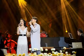 Dù là lần đầu song ca với nhau trong liveshow See Sing Share concert Romance - Người đàn ông và bông hoa trên ngực trái nhưng cặp đôi Hà Anh Tuấn - Mỹ Tâm đã kết hợp cực kỳ ăn ý khiến khán giả đứng ngồi không yên. (Ảnh: Minh Sơn/Vietnam+)