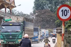 Những người dân sống tại đường Hoàng Tăng Bí đang khốn đốn vì phải sống chung với 'bão bụi'. (Ảnh: Minh Sơn/Vietnam+)