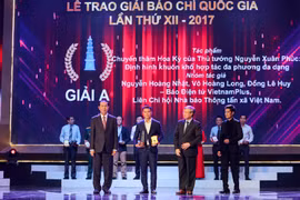 Tác phẩm 'Chuyến thăm Hoa Kỳ của Thủ tướng Nguyễn Xuân Phúc: Định hình khuôn khổ hợp tác đa phương đa dạng' của nhóm tác giả Nguyễn Hoàng Nhật, Võ Hoàng Long, Đồng Lê Huy thuộc báo điện tử VietnamPlus - Thông tấn xã Việt Nam giành giải A.