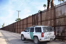 Bức tường biên giới giữa Mỹ và Mexico ở Calexico, bang California ngày 31/1. (Nguồn: AFP/TTXVN)