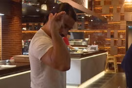 Salt Bae với kỹ thuật rắc muối "siêu gợi cảm. (Nguồn: CNN)
