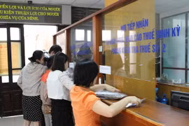 Thay vì phải tới các chi cục thuế để kê khai thuế, người cho thuê nhà có thể thực hiện trực tuyến bằng điện thoại hay máy tính bảng. (Ảnh: TTXVN)