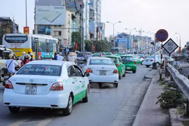 Tại một số địa bàn, việc lãnh đạo tự túc phương tiện đi lại có thể trở thành bắt buộc. (Ảnh: Minh Sơn/Vietnam+)