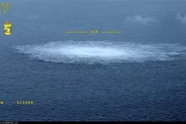 Khí đốt rò rỉ trên đường ống thuộc hệ thống Dòng chảy phương Bắc ở biển Baltic, ngày 27/9. (Ảnh: THX/TTXVN)