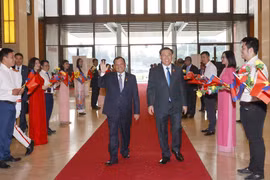Chủ tịch Quốc hội Vương Đình Huệ đón Chủ tịch Thượng viện Vương quốc Campuchia. (Ảnh: Doãn Tấn/TTXVN)