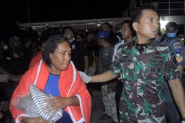 Hành khách được lực lượng tìm kiếm cứu hộ Indonesia giải cứu trong vụ hoả hoạn trên tàu thuỷ KM Express Cantika 77 ở Kupang, tỉnh Đông Nusa Tenggara ngày 24/10/2022. (Ảnh: AFP/TTXVN)