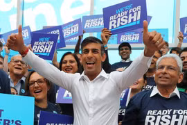 Ông Rishi Sunak (giữa) cùng những người ủng hộ tại Birmingham, Anh, ngày 23/8/2022. (Ảnh: AFP/ TTXVN)