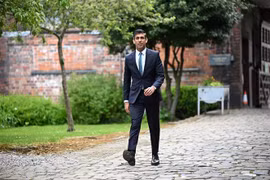 Ông Rishi Sunak tới dự một sự kiện ở Stoke-on-Trent, Anh, ngày 12/5/2022. (Ảnh: AFP/ TTXVN)