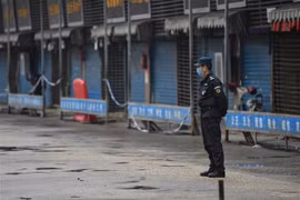 Lực lượng an ninh phong tỏa khu chợ hải sản Huanan ở thành phố Vũ Hán, Trung Quốc. (Ảnh: AFP/TTXVN)