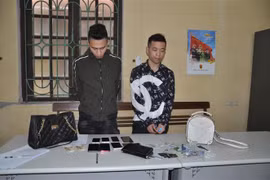 Đối tượng Đông, Hùng và số tài sản mà cả 2 cướp giật được. (Ảnh: TTXVN phát)