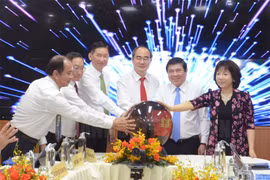 Bí thư Thành ủy TP.HCM Nguyễn Thiện Nhân, Chủ tịch UBND TP.HCM Nguyễn Thành Phong cùng các đại biểu thực hiện nghi thức bấm nút vận hành mô hình thí điểm Trung tâm điều hành y tế thông minh. (Nguồn: hcmcpv.org.vn)