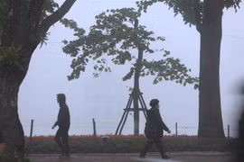 Hà Nội chìm trong sương mù. (Ảnh: Thành Đạt/TTXVN)