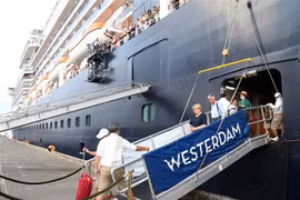 Hành khách trên du thuyền Westerdam tại cảng Sihanoukville, Campuchia. (Ảnh: THX/TTXVN)