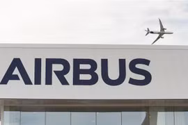 Máy bay của Airbus bay trình diễn tại triển lãm hàng không Paris ở sân bay Le Bourget, Pháp. (Ảnh: AFP/TTXVN)