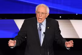 Thượng nghị sỹ độc lập bang Vermont Bernie Sanders phát biểu tại buổi tranh luận trực tiếp trên truyền hình lần thứ 7 ở Des Moines, bang Iowa, Mỹ. (Ảnh: AFP/TTXVN)