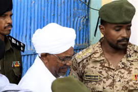 Cựu Tổng thống Sudan Omar al-Bashir (giữa) bị áp giải tới phòng công tố ở Bắc Khartoum ngày 16/6/2019. (Ảnh: AFP/TTXVN)