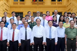 Chủ tịch nước Trần Đại Quang với các đồng chí lãnh đạo của Tòa án Nhân dân Tối cao. (Ảnh: Nhan Sáng/TTXVN)