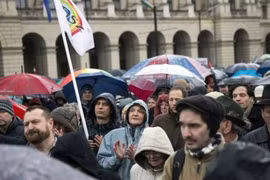 Những người tham gia cuộc biểu tình ở Budapest. (Nguồn: EPA)