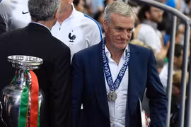 Didier Deschamps buồn bã khi không thể nâng cao chiếc cúp vô địch. (Nguồn: skysports.com)