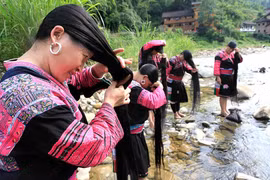 Mái tóc dài kỷ lục trong làng lên tới hơn 2 mét. (Nguồn: China Daily)