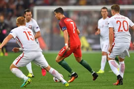 Ronaldo luôn là mục tiêu của các hậu vệ đối phương. (Nguồn: EPA/TTXVN)