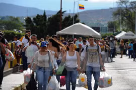 Người dân Venezuela sang mua hàng hóa tại Cucuta, Colombia ngày 10/7. (Nguồn: AFP/TTXVN)