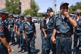 Cảnh sát Armenia phong tỏa khu vực trụ sở cảnh sát ở Yerevan ngày 17/7. (Nguồn: AFP/TTXVN)