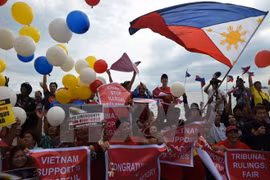 Các nhà hoạt động Philippines vui mừng sau phán quyết của Tòa Trọng tài ở Lahay trong cuộc tuần hành tại Manila ngày 12/7. (Nguồn: AFP/TTXVN)