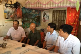 Đại diện Toà án Nhân dân Tối cao tại gia đình ông Trần Văn Thêm (Nguồn: VTV)