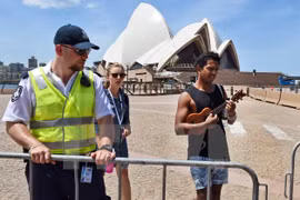 Cảnh sát Australia tuần tra tại khu vực Nhà hát Sydney. (Nguồn: AFP/TTXVN)