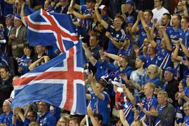 Cổ động viên Iceland theo dõi trận đấu giữa Iceland và Bồ Đào Nha. (Nguồn: AFP/TTXVN)
