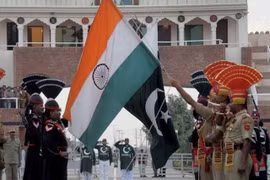 Buổi lễ chào cờ hai nước Pakistan-Ấn Độ tại biên giới hai nước. (Nguồn: AFP)