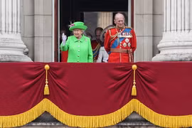 Nữ hoàng Anh Elizabeth II (trái) và Thái tử Philip tại ban công Cung điện Buckingham ngày 11/6. (Nguồn: THX/TTXVN)