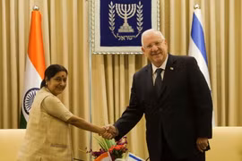 Ngoại trưởng Ấn Độ Sushma Swaraj tại cuộc gặp với Tổng thống Israel Reuven Rivlin. (Nguồn: AFP/TTXVN)