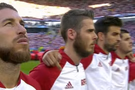 Pique bi tố giơ ''ngón tay thối'' về phía Ramos. (Nguồn: Goal.com)
