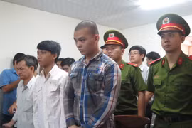 Bị cáo Ôn Thành Tân (thứ 2 từ trái sang) và Nguyễn Hoàng Tuấn tại phiên tòa xét xử phúc thẩm. (Ảnh: Hoàng Hải/TTXVN)