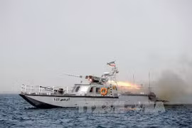 Tàu chiến Iran bắn tên lửa trong cuộc tập trận. (Nguồn: THX/TTXVN)