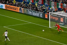 Bastian Schweinsteiger tiếp tục ghi thêm những kỷ lục cho riêng mình. Nguồn: Dfb.de