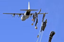 Mỹ thả vũ khí cho lực lượng người Kurd chống IS ở Kobane