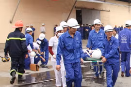 Ba công nhân bỏng hóa chất, hai người thương nặng vì mìn