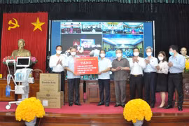 Đại tướng Tô Lâm và Đoàn đại biểu Quốc hội tỉnh Hưng Yên tặng quà hỗ trợ tỉnh trong công tác phòng, chống dịch COVID-19. (Ảnh: Đinh Tuấn/TTXVN)