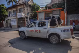 Cảnh sát có vũ trang Haiti tuần tra trên đường phố Port-au-Prince, ngày 18/10/2021. (Ảnh: AFP/TTXVN)
